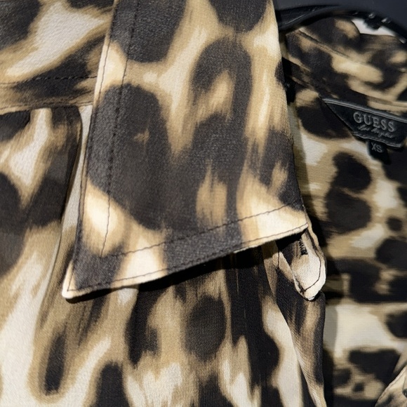 GUESS- Animal print button down shirt size XS - Picture 8 of 12